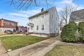 Cozy Getaway With Hot Tub, Patio & Fenced Yard 3 Bedroom Home