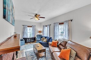 Cozy Getaway With Hot Tub, Patio & Fenced Yard 3 Bedroom Home