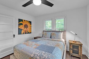 Relax And Unwind In The Heart Of Fayetteville 2 Bedroom Home