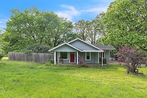 Relax And Unwind In The Heart Of Fayetteville 2 Bedroom Home