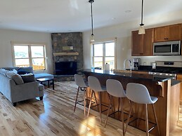 Spacious Sugarloaf Condo