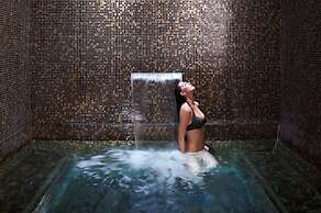 Contemporary 2 Bedroom Luxury Ski In, Ski Out Residence in Snowmass Ba