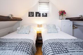 Dovecote Cottage, Rowden Manor- Sleeps 6 & Parking