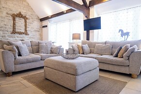 Dovecote Cottage, Rowden Manor- Sleeps 6 & Parking