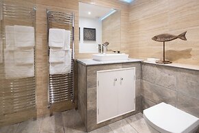 Dovecote Cottage, Rowden Manor- Sleeps 6 & Parking