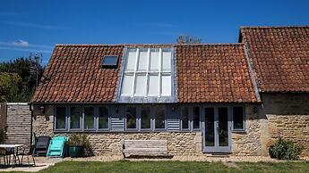 Dovecote Cottage, Rowden Manor- Sleeps 6 & Parking