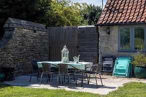 Dovecote Cottage, Rowden Manor- Sleeps 6 & Parking