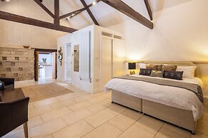 Dovecote Cottage, Rowden Manor- Sleeps 6 & Parking