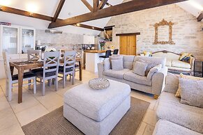 Dovecote Cottage, Rowden Manor- Sleeps 6 & Parking