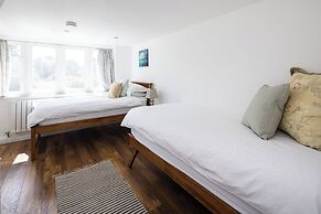 Dovecote Cottage, Rowden Manor- Sleeps 6 & Parking