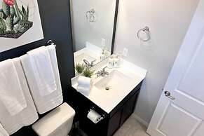 Cozy Apartment in Austin by The Key Rentals