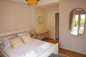 Contemporary Athenian Escape GHH