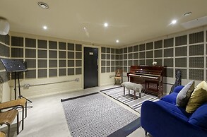 Modern Student Studio in Vibrant Hammersmith