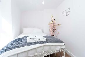 Cosy-cute Miner's Cottage on the Taff Trail