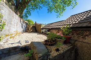 Cosy-cute Miner's Cottage on the Taff Trail