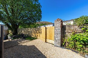 Cosy-cute Miner's Cottage on the Taff Trail
