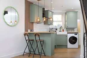 Cosy-cute Miner's Cottage on the Taff Trail