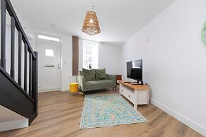 Cosy-cute Miner's Cottage on the Taff Trail