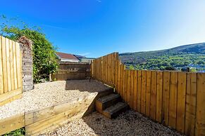 Cosy-cute Miner's Cottage on the Taff Trail