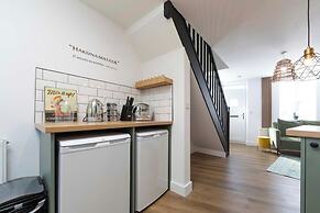 Cosy-cute Miner's Cottage on the Taff Trail