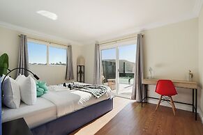 2BR Mountain Retreat with Private Deck