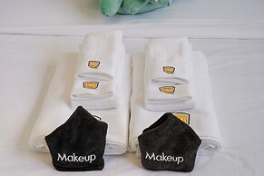 2BR Mountain Retreat with Private Deck