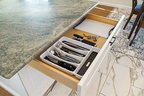 2BR Mountain Retreat with Private Deck