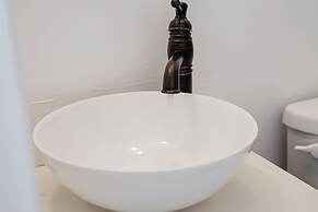 2BR Mountain Retreat with Private Deck