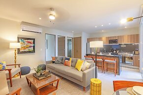 Chic Beachfront Condo Ocean View