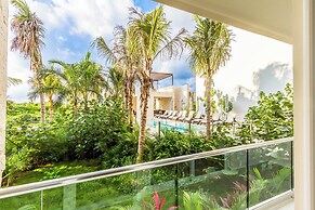 Chic Beachfront Condo Ocean View