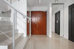 Lumina luxury 2-level apart with parking