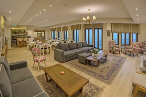 Arktos Hotel Deluxe Suite With Lake View