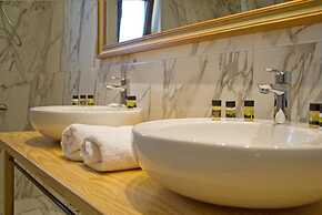 Arktos Hotel Deluxe Suite With Lake View