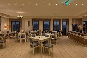 Arktos Hotel Deluxe Suite With Lake View