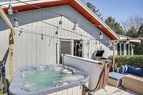 9 Mi to Shore: Home w/ Hot Tub in Howards Grove!