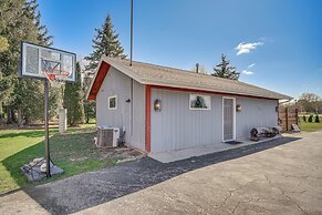 9 Mi to Shore: Home w/ Hot Tub in Howards Grove!