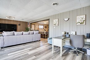 9 Mi to Shore: Home w/ Hot Tub in Howards Grove!
