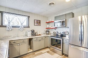 9 Mi to Shore: Home w/ Hot Tub in Howards Grove!