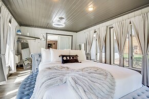 9 Mi to Shore: Home w/ Hot Tub in Howards Grove!