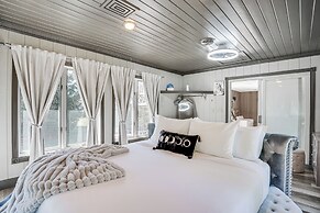 9 Mi to Shore: Home w/ Hot Tub in Howards Grove!