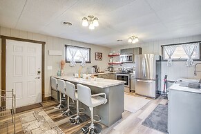 9 Mi to Shore: Home w/ Hot Tub in Howards Grove!