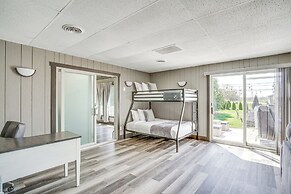 9 Mi to Shore: Home w/ Hot Tub in Howards Grove!