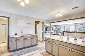 9 Mi to Shore: Home w/ Hot Tub in Howards Grove!