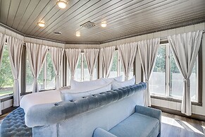 9 Mi to Shore: Home w/ Hot Tub in Howards Grove!