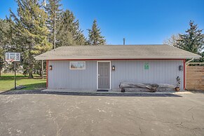 9 Mi to Shore: Home w/ Hot Tub in Howards Grove!