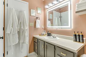 14 Mi to Dtwn Indy: Family Gem w/ Yard