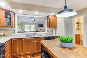 14 Mi to Dtwn Indy: Family Gem w/ Yard