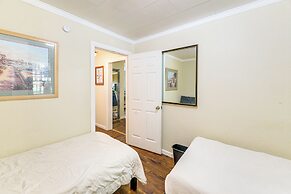 10 Mi to South Beach & Newport: Home w/ Deck!