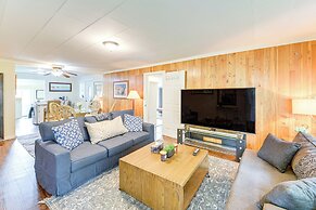 10 Mi to South Beach & Newport: Home w/ Deck!