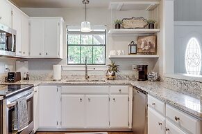 3 Mi to Boerne Lake: Getaway w/ Deck & Yard!